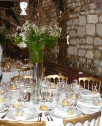 dekorationsinstrument och blommor