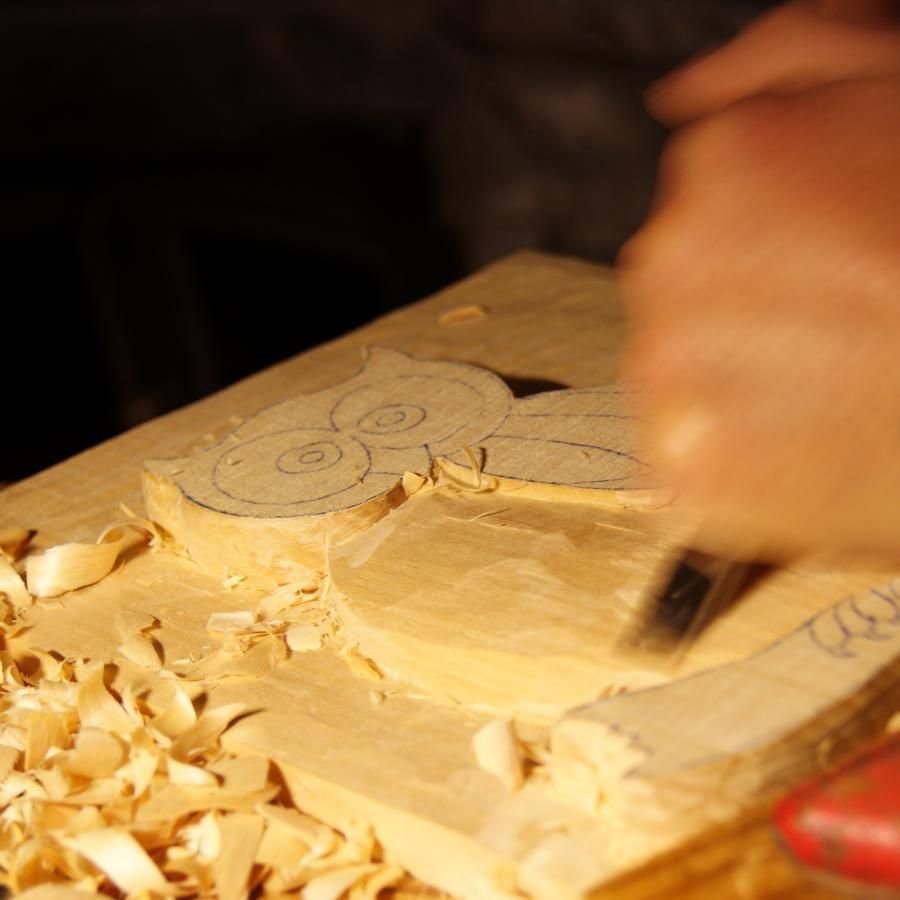 Uggla i låg relief, handgjord i Savoie