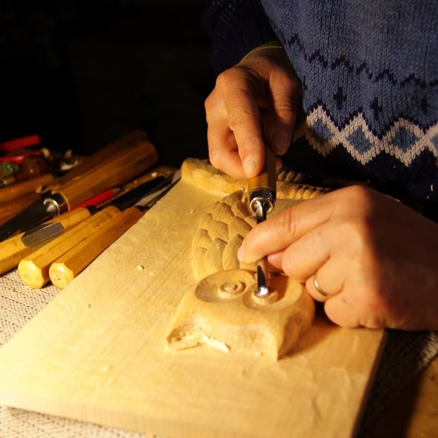 Uggla i låg relief, handgjord i Savoie