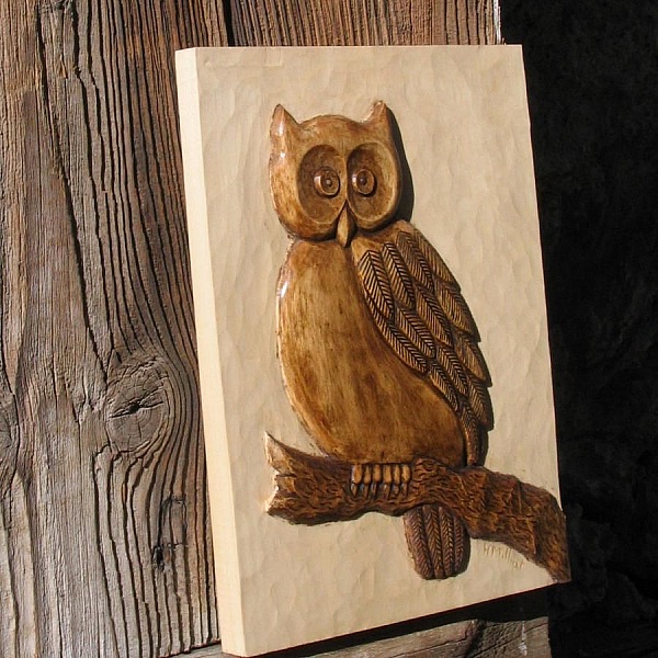 Hibou sculpté sur bois dans un atelier artisanal.