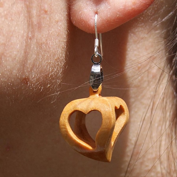boucles d'oreilles forme 4 coeurs ajour&eacute;s bois de merisier, a offrir pour la saint valentin, les noces de bois