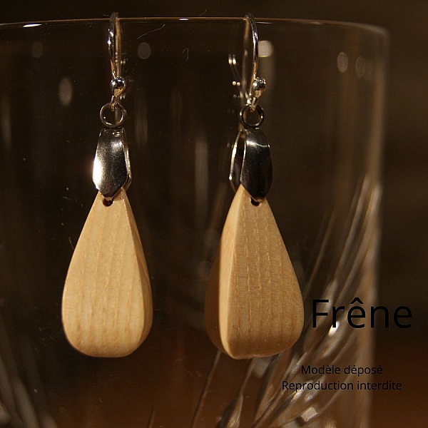 boucle d'oreille goutelette 3D bijou ethique en bois cir&eacute;, nature, fait main