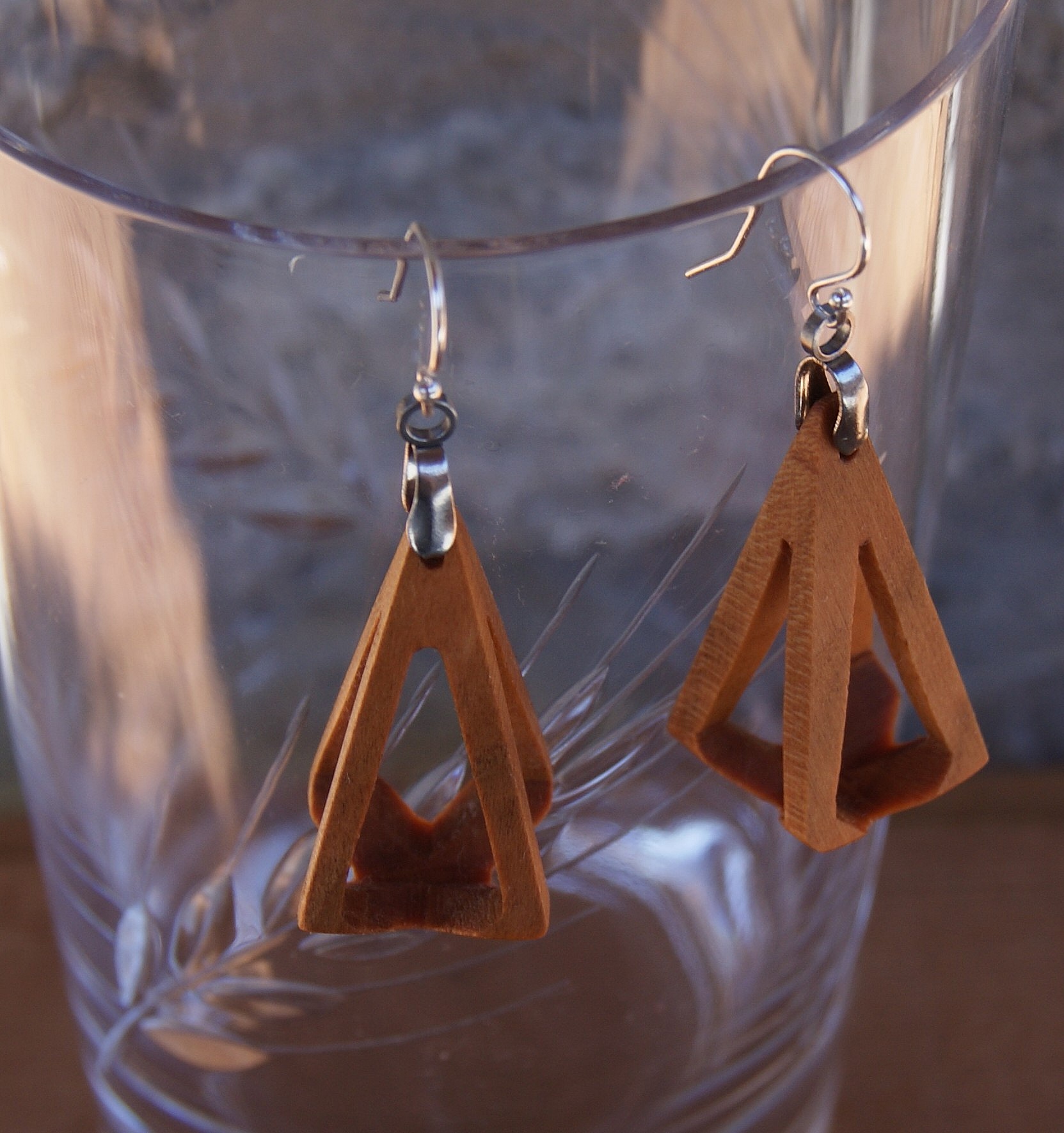 boucle d'oreille pyramide evid&eacute;e bijou ethique en bois cir&eacute;, nature, fait main