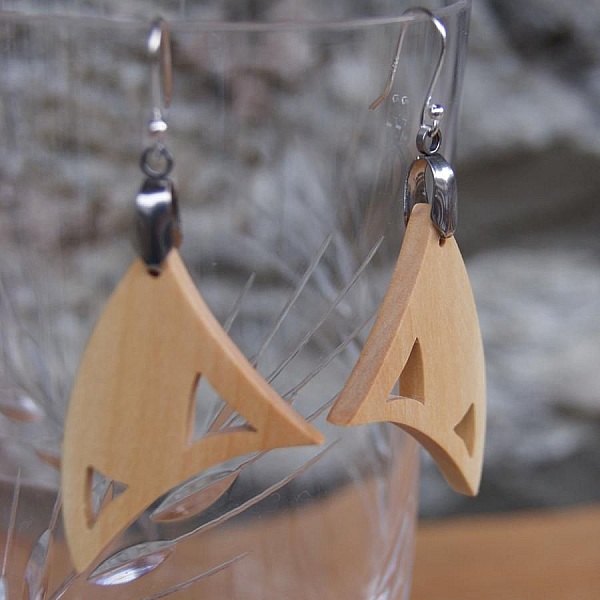 triangul&auml;rt &ouml;rh&auml;nge i k&ouml;rsb&auml;rstr&auml; etiskt tr&auml; smycke, natur, handgjord