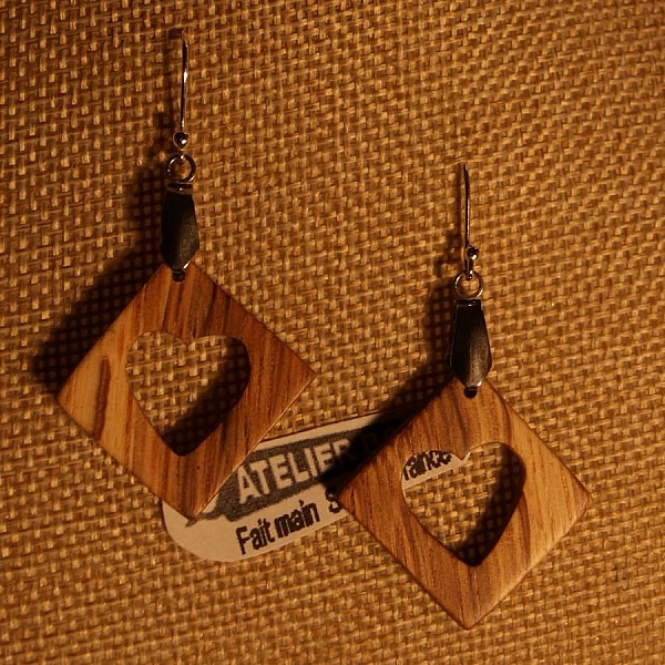 fyrkantiga &ouml;rh&auml;ngen med ekhj&auml;rta etiska tr&auml;smycken, tr&auml;br&ouml;llop, Alla hj&auml;rtans dag, handgjorda