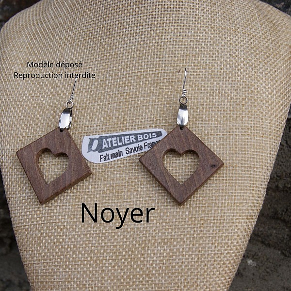 fyrkantiga &ouml;rh&auml;ngen med hj&auml;rta i valn&ouml;t etiska tr&auml;smycken, tr&auml;br&ouml;llop, Alla hj&auml;rtans dag, handgjorda