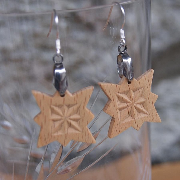 boucles d'oreilles d&eacute;coup&eacute;e sculpt&eacute;e bijoux nature bois massif Hetre fait main