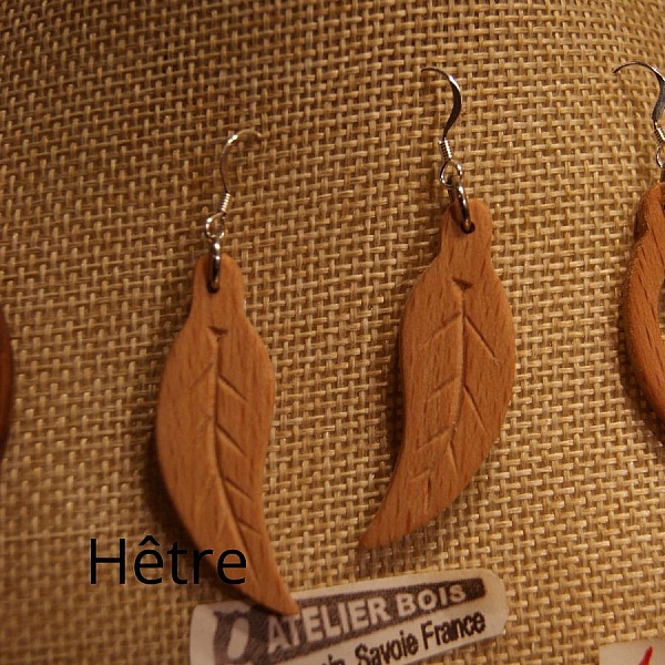 boucles d'oreilles feuille en bois bijoux &eacute;thiques fait main en bois, bijou nature cir&eacute;, pour oreilles perc&eacute;es