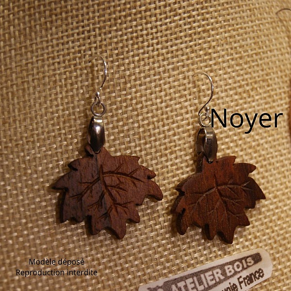 boucles d'oreilles feuille d'&eacute;rable  avec nervure en bois bijoux &eacute;thique en bois, bijou nature cir&eacute;, fait main