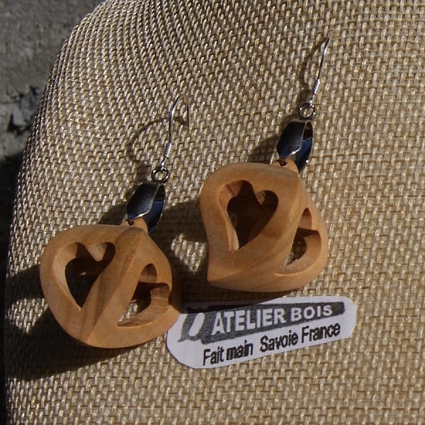 boucles d'oreilles forme 4 coeurs ajour&eacute;s bois de merisier, a offrir pour la saint valentin, les noces de bois