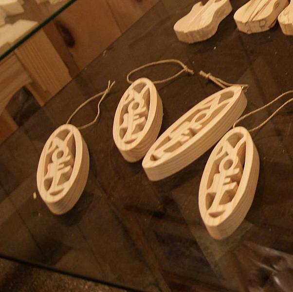 Julkula 12 cm i massivt granvirke, handgjord naturdekoration.