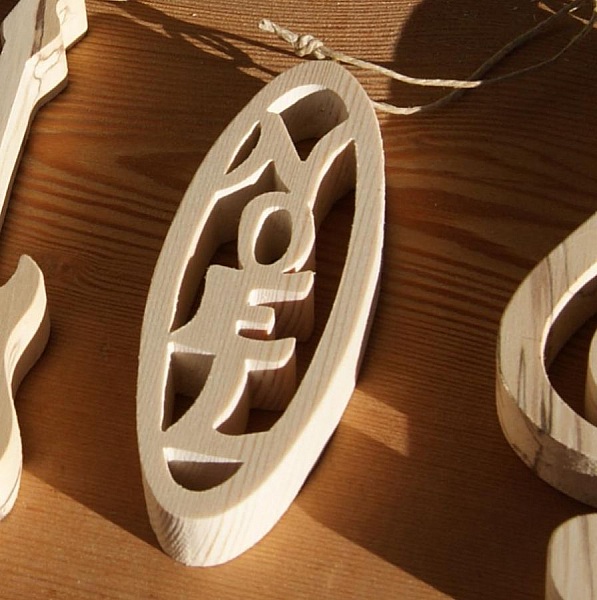 Julkula 12 cm i massivt granvirke, handgjord naturdekoration.