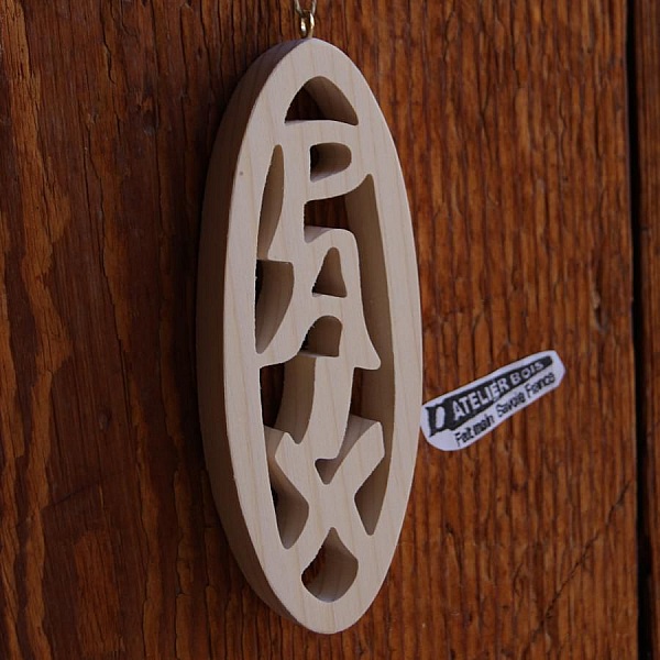 Julkula 12 cm i tr&auml;, fridfullt skuren, att h&auml;nga, handgjord, dekoration