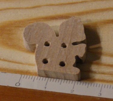 Button ekorre 25mm massivt trä handgjord utsmyckning scrapbook natur djur
