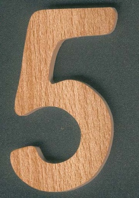 Nummer 5, 8 cm hög, massivt trä, handskuren