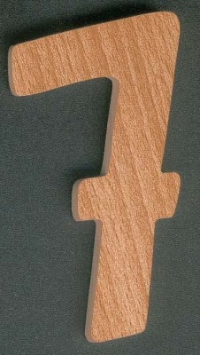 Nummer 7, 8cm hög, massivt bokträ, handsnidad