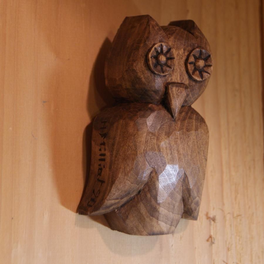 Handsnidad uggla vaxad valnöt inredning massivt limewood