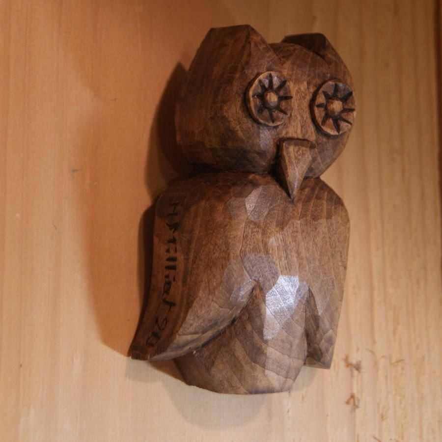Handsnidad uggla vaxad valnöt inredning massivt limewood