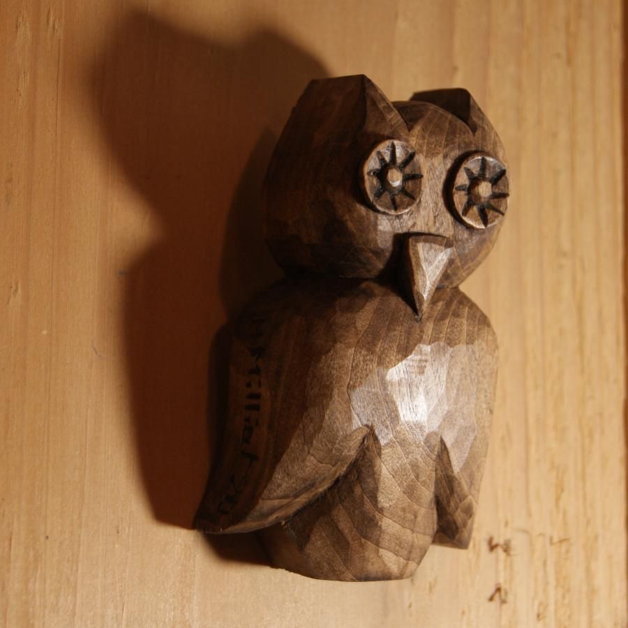 Handsnidad uggla vaxad valnöt inredning massivt limewood