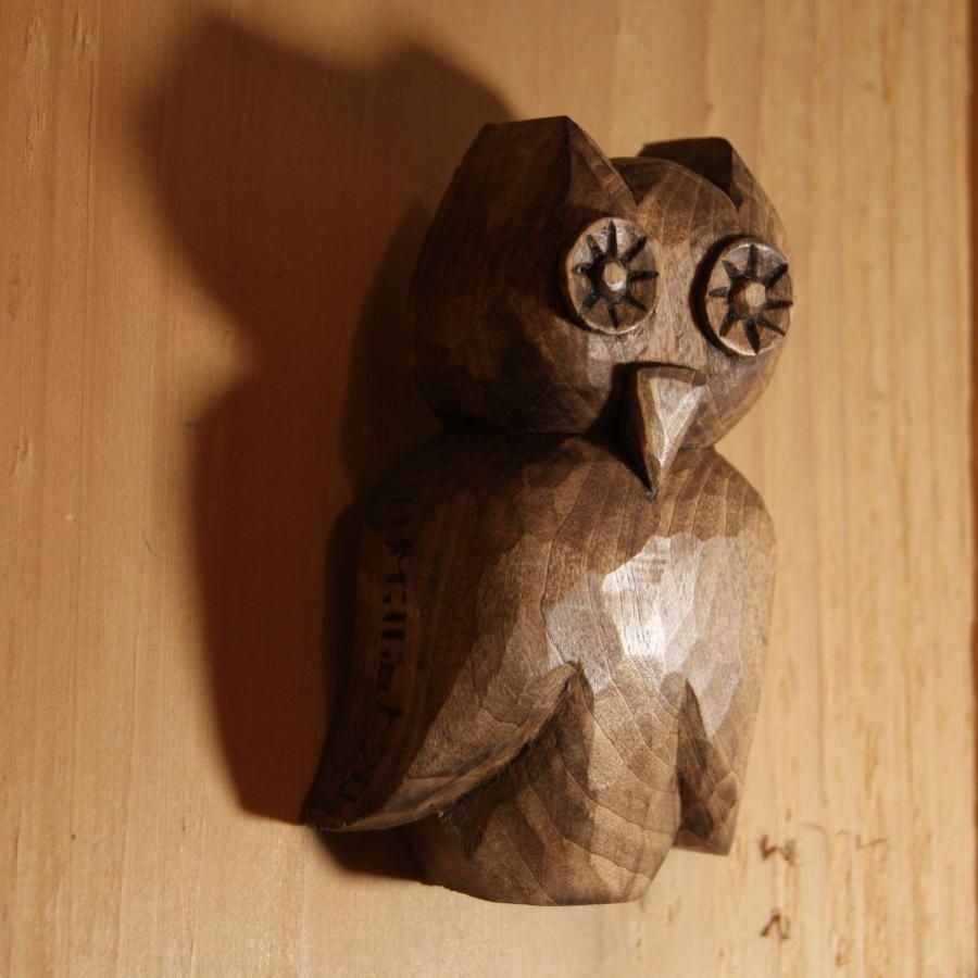Handsnidad uggla vaxad valnöt inredning massivt limewood