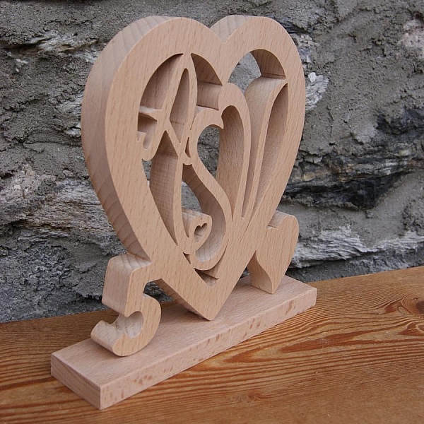 Coeur initiales personnalis&eacute;es, noce de bois, 5 ans de mariage, anniversaire, d&eacute;coration de table h&ecirc;tre massif