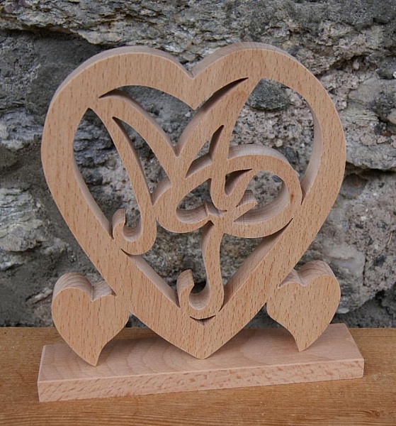 Coeur initiales personnalis&eacute;es, noce de bois, 5 ans de mariage, anniversaire, d&eacute;coration de table h&ecirc;tre massif
