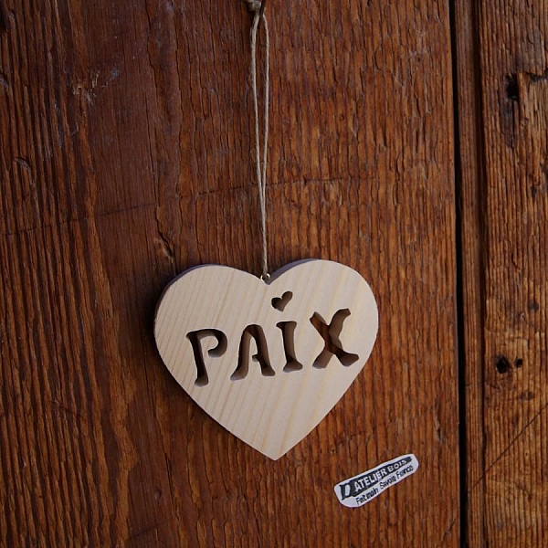 Fredshj&auml;rta i tr&auml; att h&auml;nga upp, juldekoration, handgjord