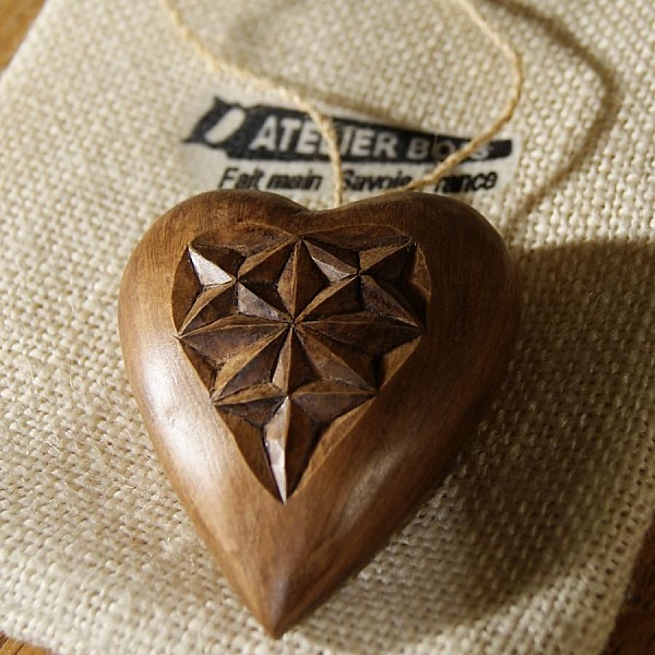 hj&auml;rta snittat i lindtr&auml;, g&aring;va till Alla hj&auml;rtans dag, br&ouml;llop i tr&auml;, handsnidad