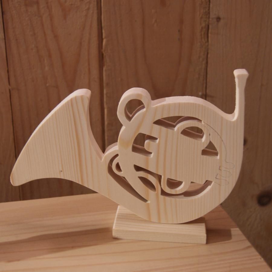 trä horn monterad på en bas dekoration, handgjord bröllop centerpiece original gåva horn spelare