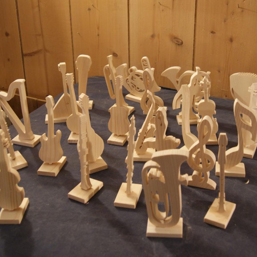 trä horn monterad på en bas dekoration, handgjord bröllop centerpiece original gåva horn spelare