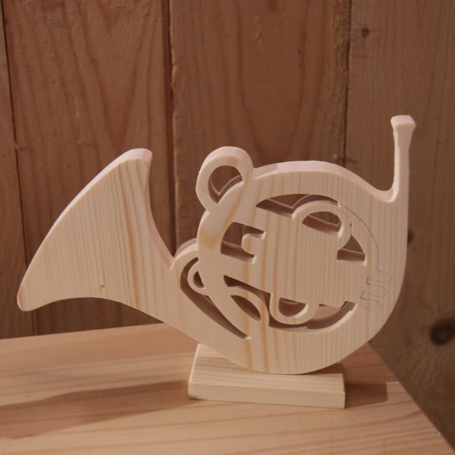 trä horn monterad på en bas dekoration, handgjord bröllop centerpiece original gåva horn spelare