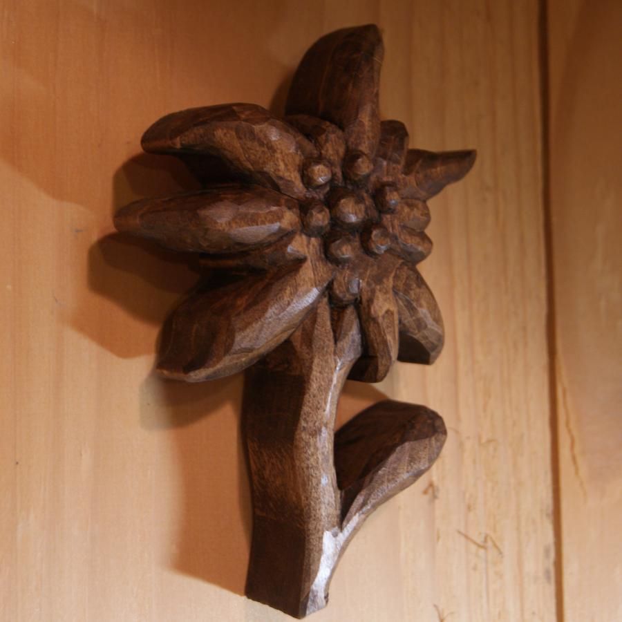 Edelweiss handsnidad och vaxad i valnöt, lindträ, skulptur, inredningsdekoration