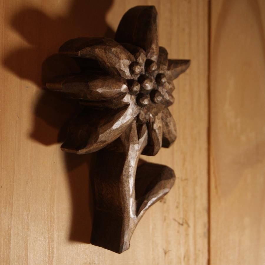 Edelweiss handsnidad och vaxad i valnöt, lindträ, skulptur, inredningsdekoration