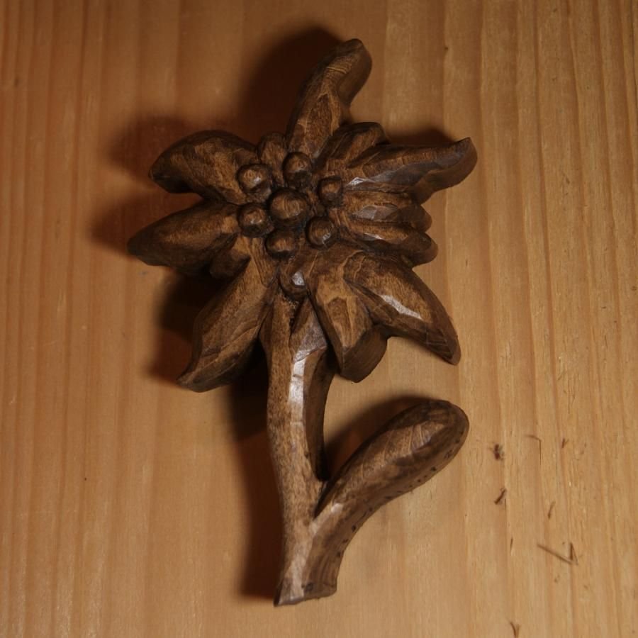 Edelweiss handsnidad och vaxad i valnöt, lindträ, skulptur, inredningsdekoration
