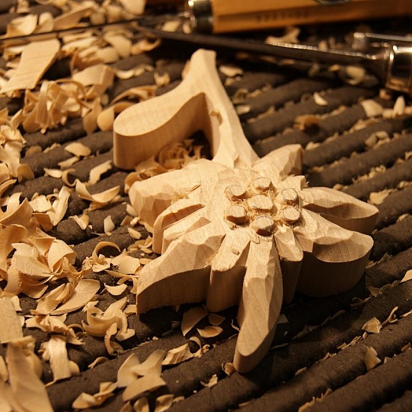 Edelweiss handsnidad och vaxad i valn&ouml;t, lindtr&auml;, skulptur, inredningsdekoration