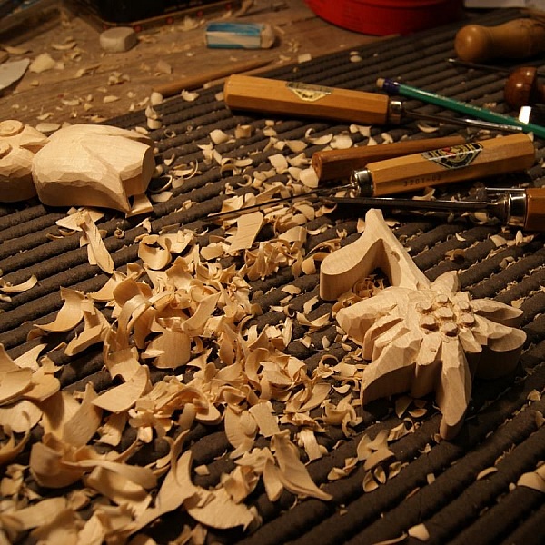 Edelweiss handsnidad och vaxad i valn&ouml;t, lindtr&auml;, skulptur, inredningsdekoration