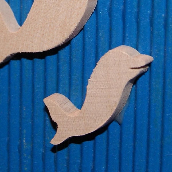 delfin figur 2,5 x 2,7 cm massivt l&ouml;nntr&auml; f&ouml;r m&aring;lning 3mm tjock handgjord scrapbooking utsmyckning