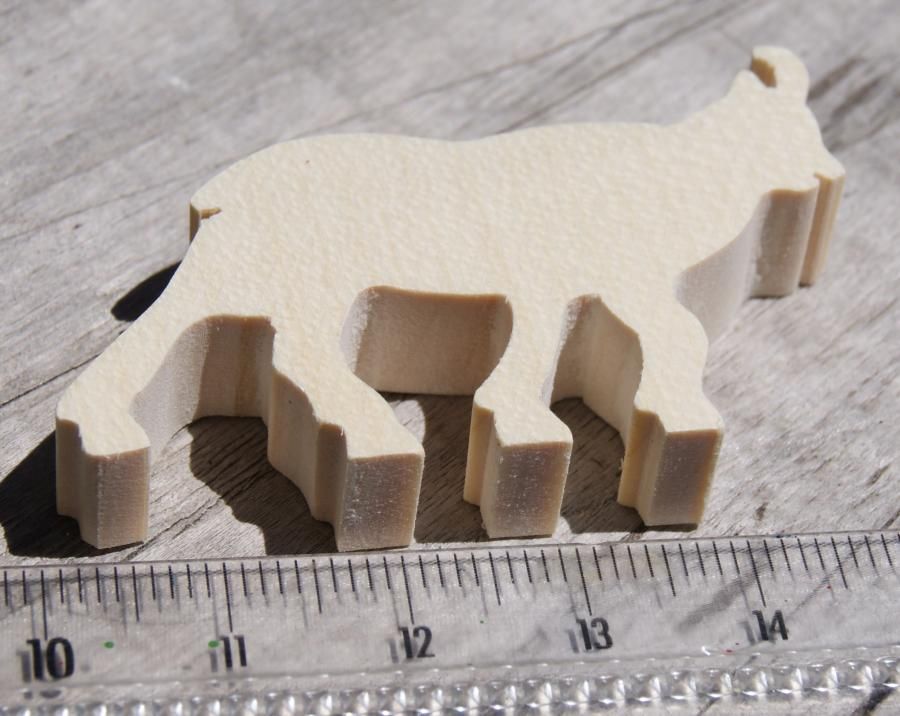 Miniatyrfigur i trä av en kammarmus för att dekorera ett bergstema