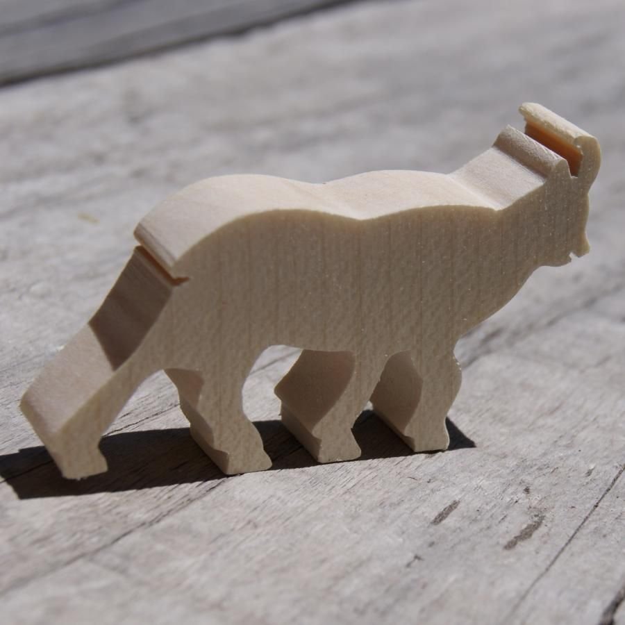 Miniatyrfigur i trä av en kammarmus för att dekorera ett bergstema