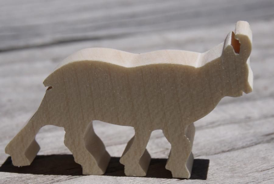 Miniatyrfigur i trä av en kammarmus för att dekorera ett bergstema