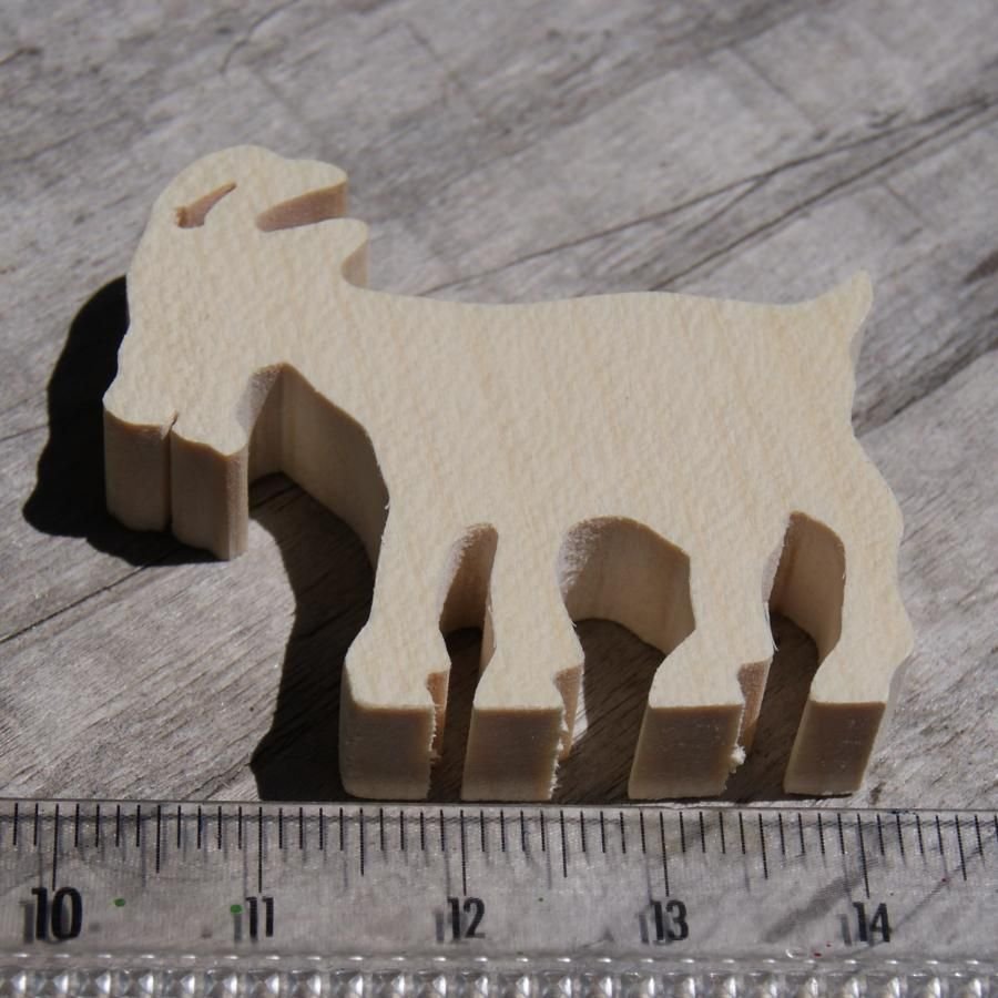 Miniatyrfigur av träbock för att dekorera