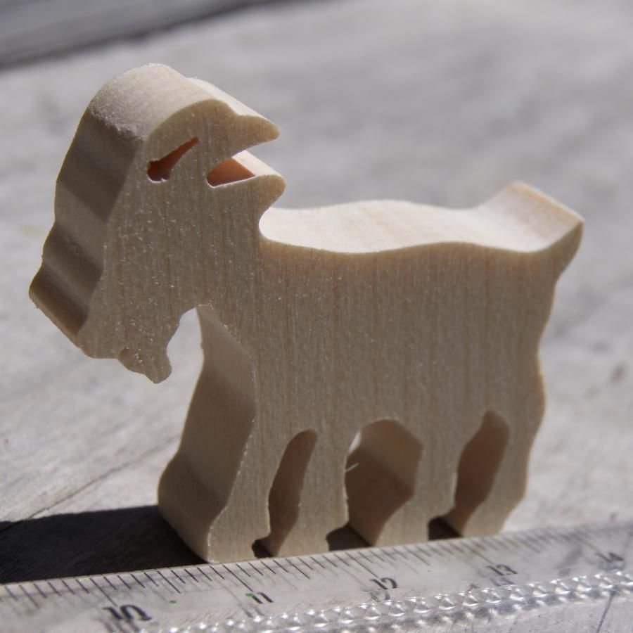 Miniatyrfigur av träbock för att dekorera