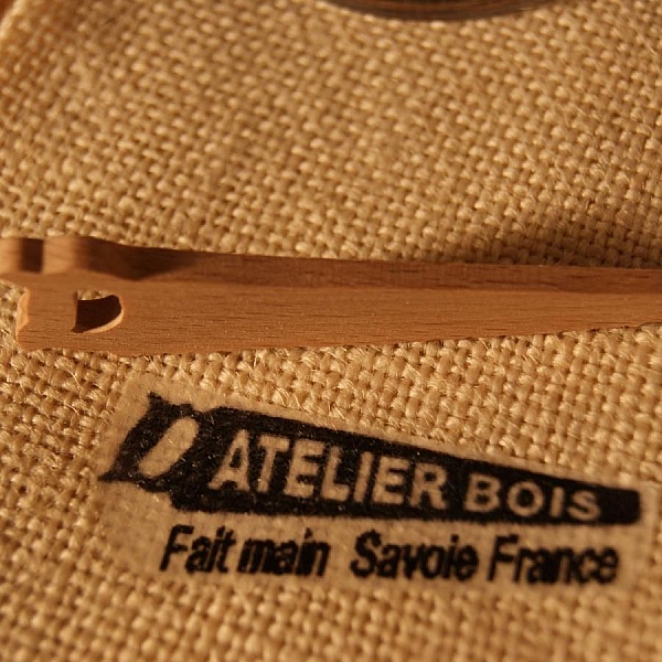 Miniaturs&aring;gfigur av massivt boktr&auml;, 3 mm tjockt, dekorerad med en julstam.