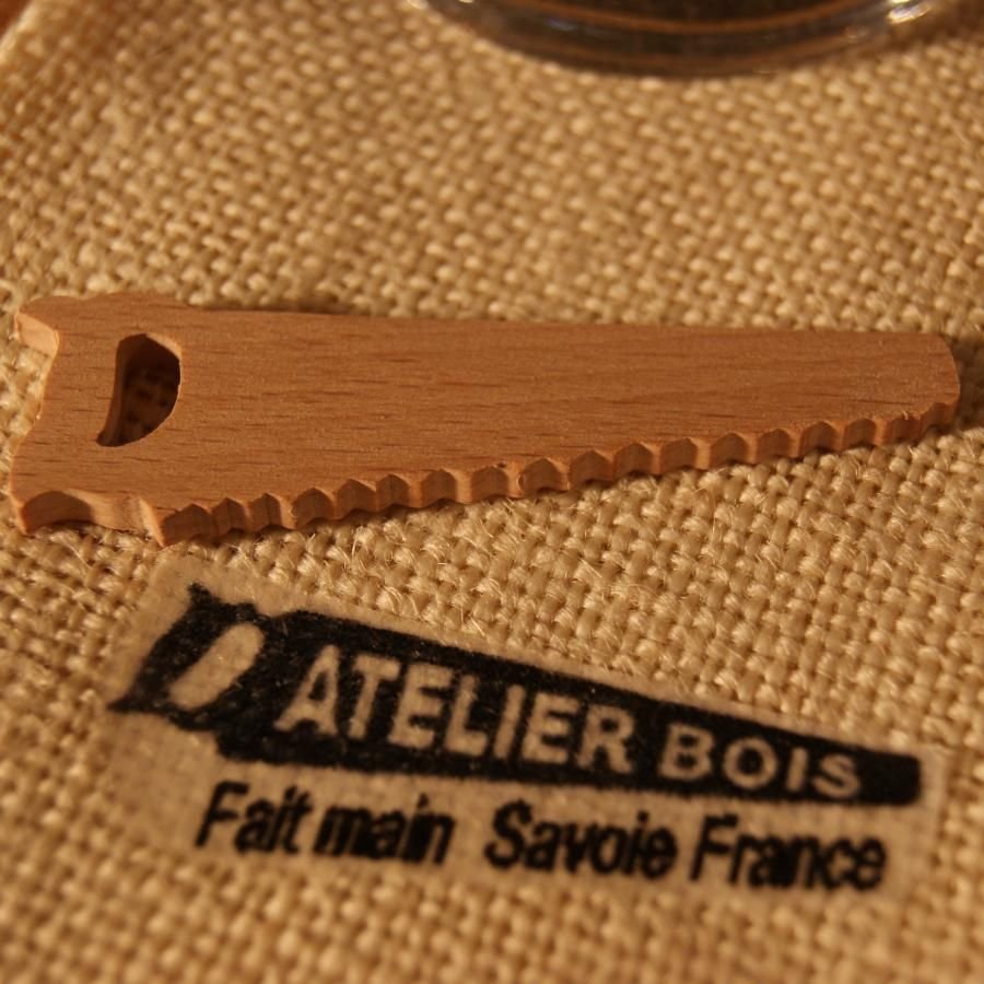Miniatursågfigur av massivt bokträ, 3 mm tjockt, dekorerad med en julstam.
