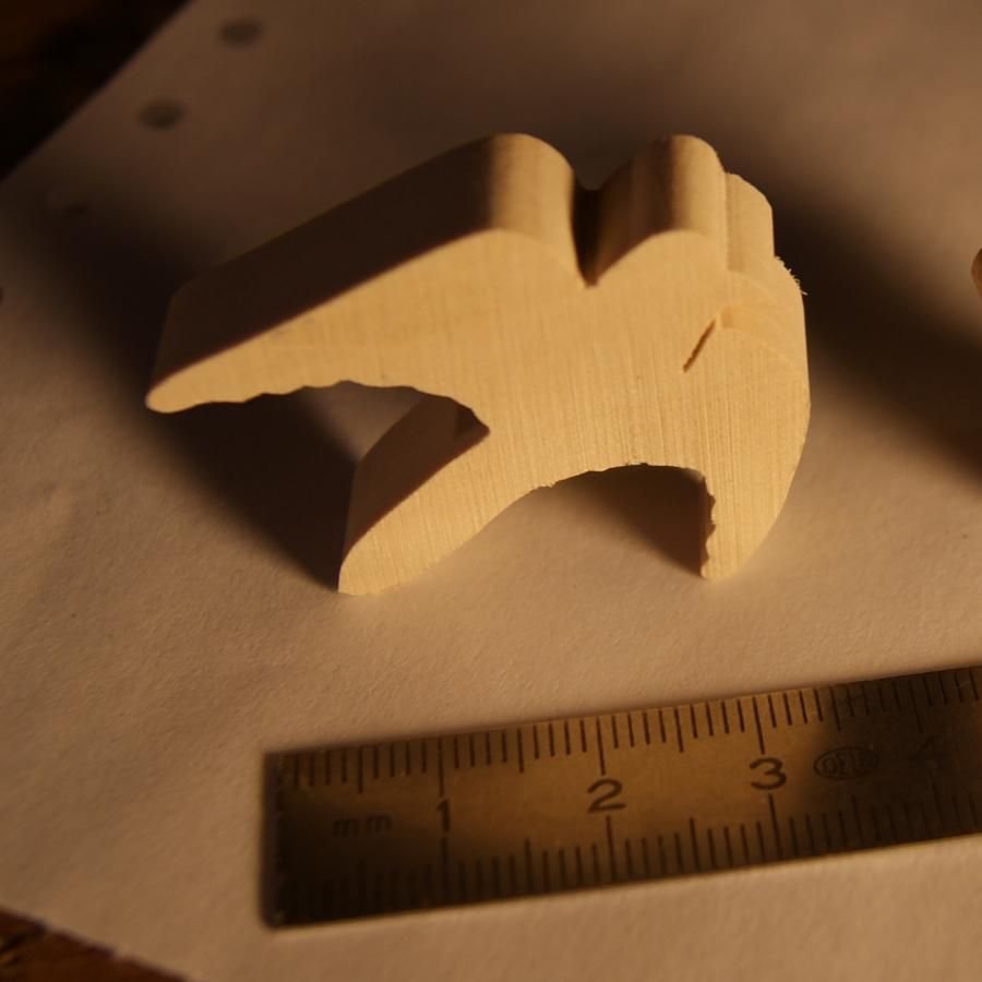 Fågelfigur, duva, miniatyr av turturduva i trä