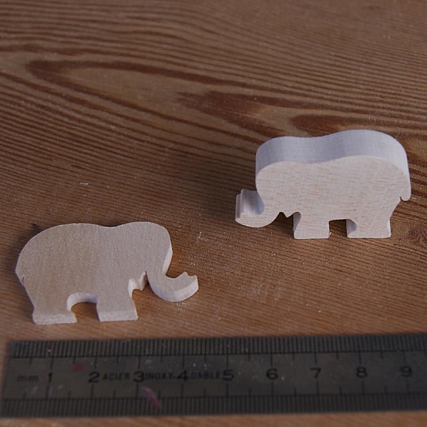 Miniatyrfigur av elefant i massivt tr&auml; f&ouml;r att dekorera handgjorda hantverk 