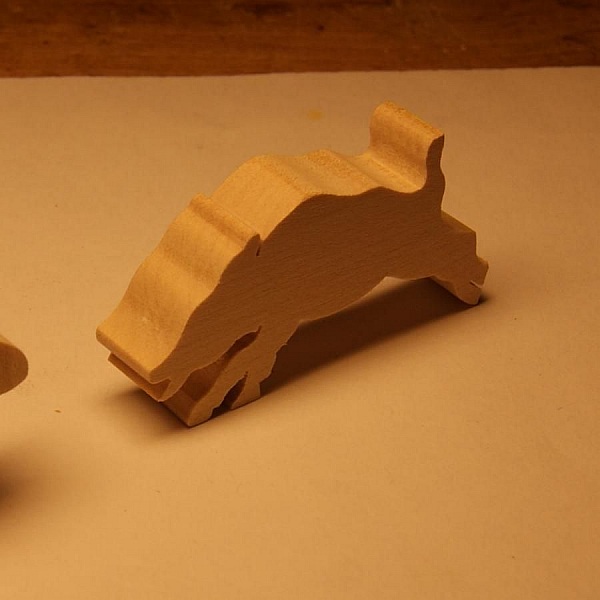 Miniatyrfigur av vildsvin i tr&auml; natur, jakt, skog