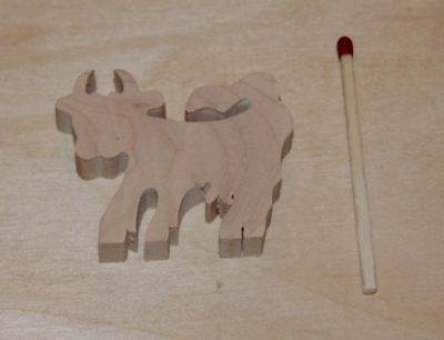 Miniatyrfigur av ko i trä för att dekorera