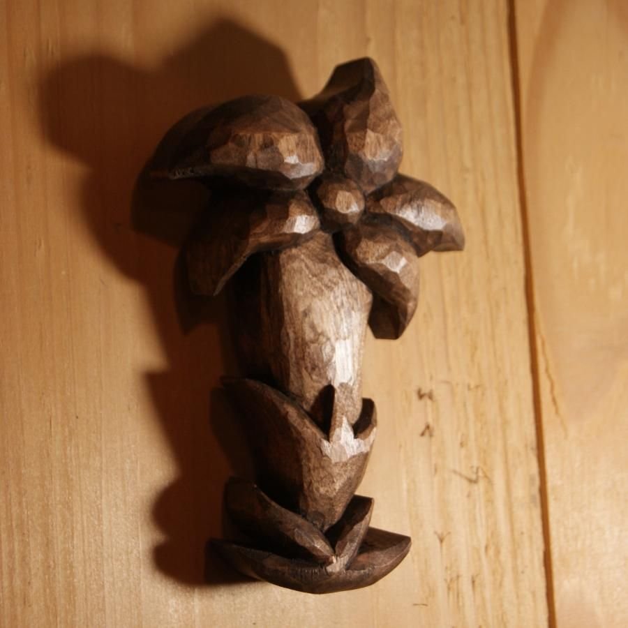 Gentian trä av lind, snidad och vaxad valnöt, handgjord i Savoie, inredning av chalet