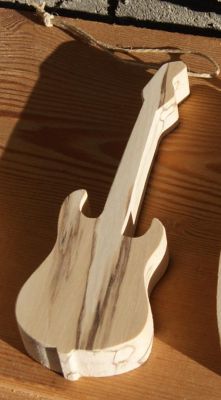 Elektrisk gitarr 15 cm i björkträ för att hänga i trädet